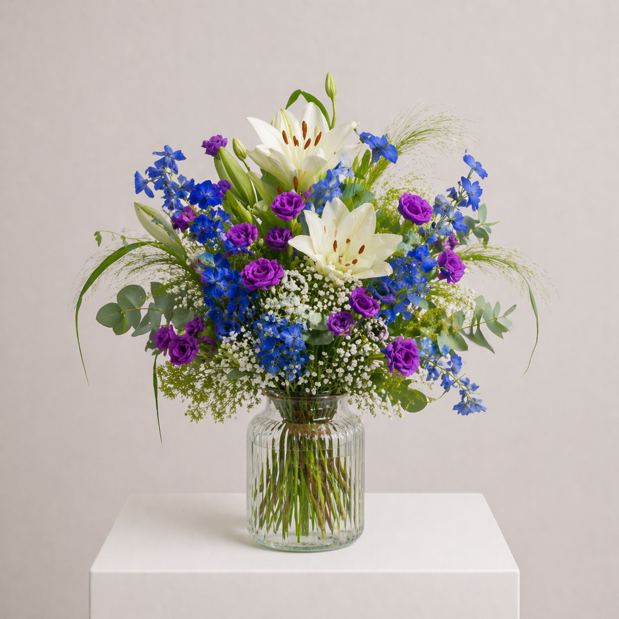 Blauer Blumenstrauß mit Lilien, Lisianthus, Rittersporn und Eukalyptus