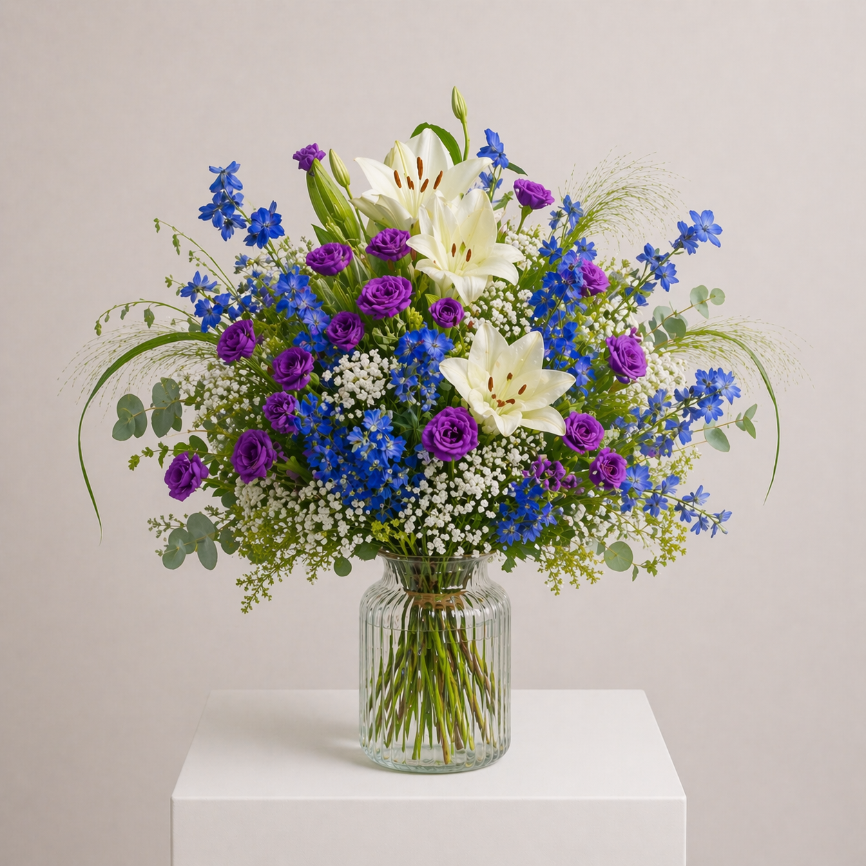 Blauer Blumenstrauß mit Lilien, Lisianthus, Rittersporn und Eukalyptus