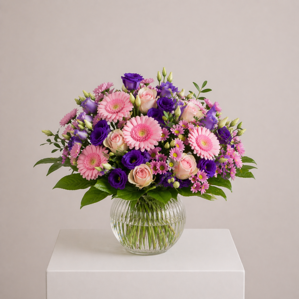 Rosa-violetter Blumenstrauß mit Rosen, Gerbera und Lisianthus