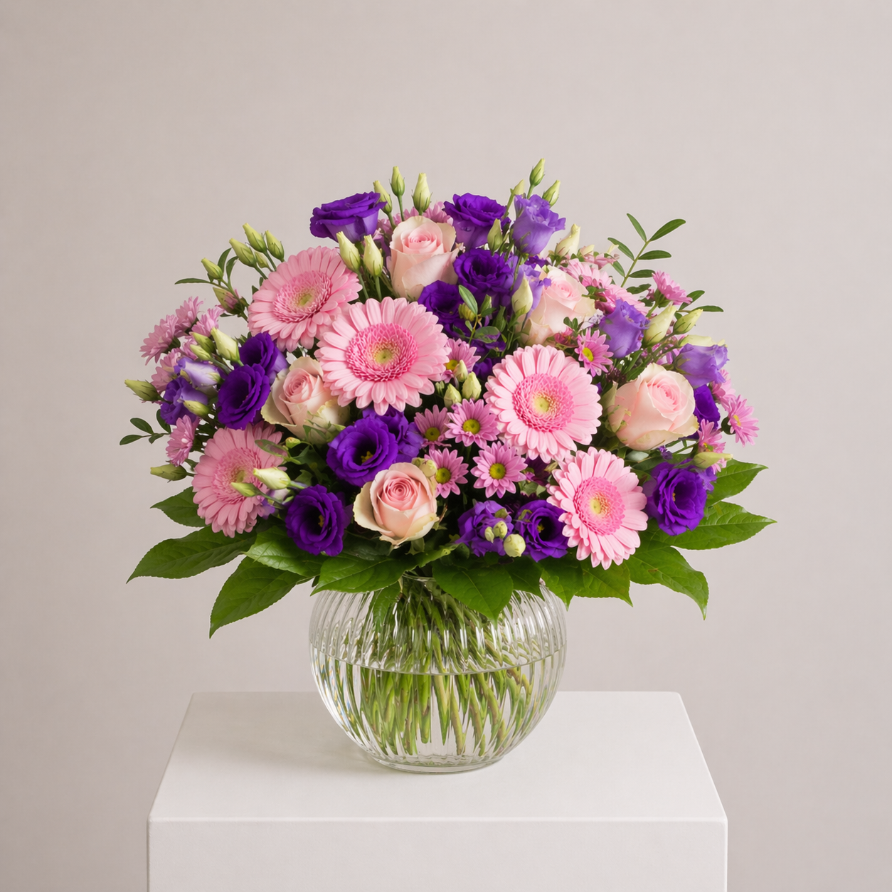 Rosa-violetter Blumenstrauß mit Rosen, Gerbera und Lisianthus