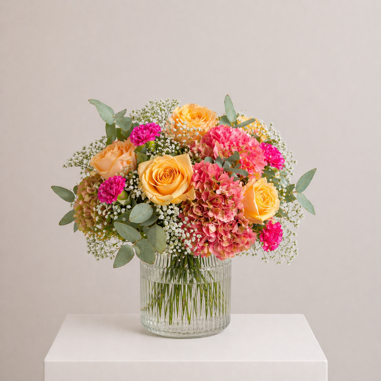 Eleganter Blumenstrauß mit Rosen, Hortensien, Nelken und Eukalyptus