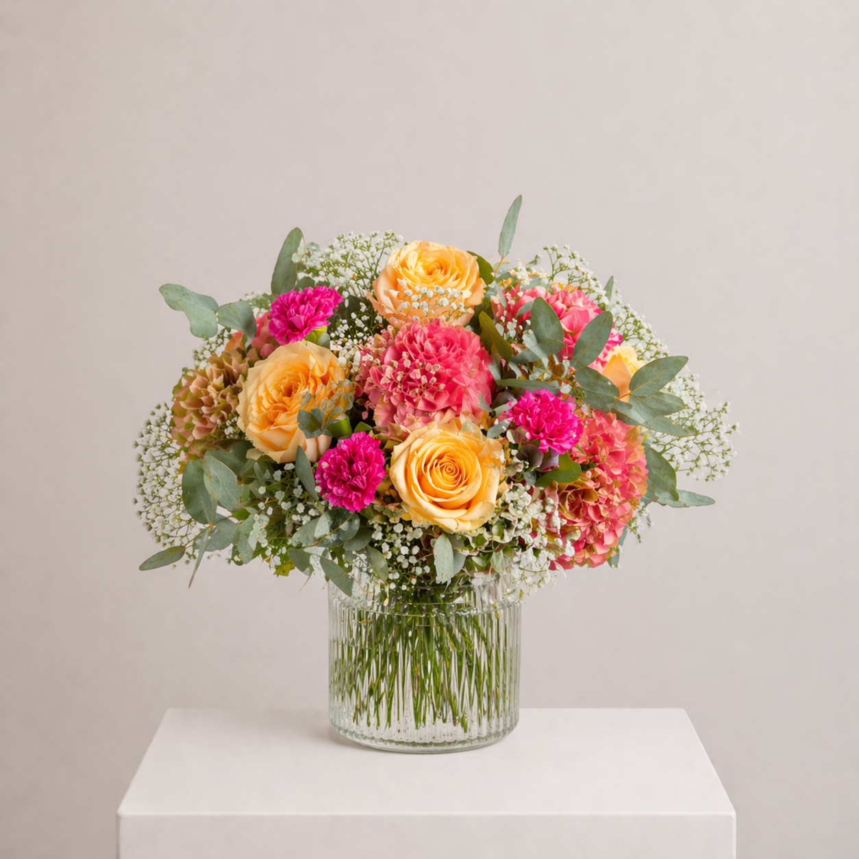 Eleganter Blumenstrauß mit Rosen, Hortensien, Nelken und Eukalyptus