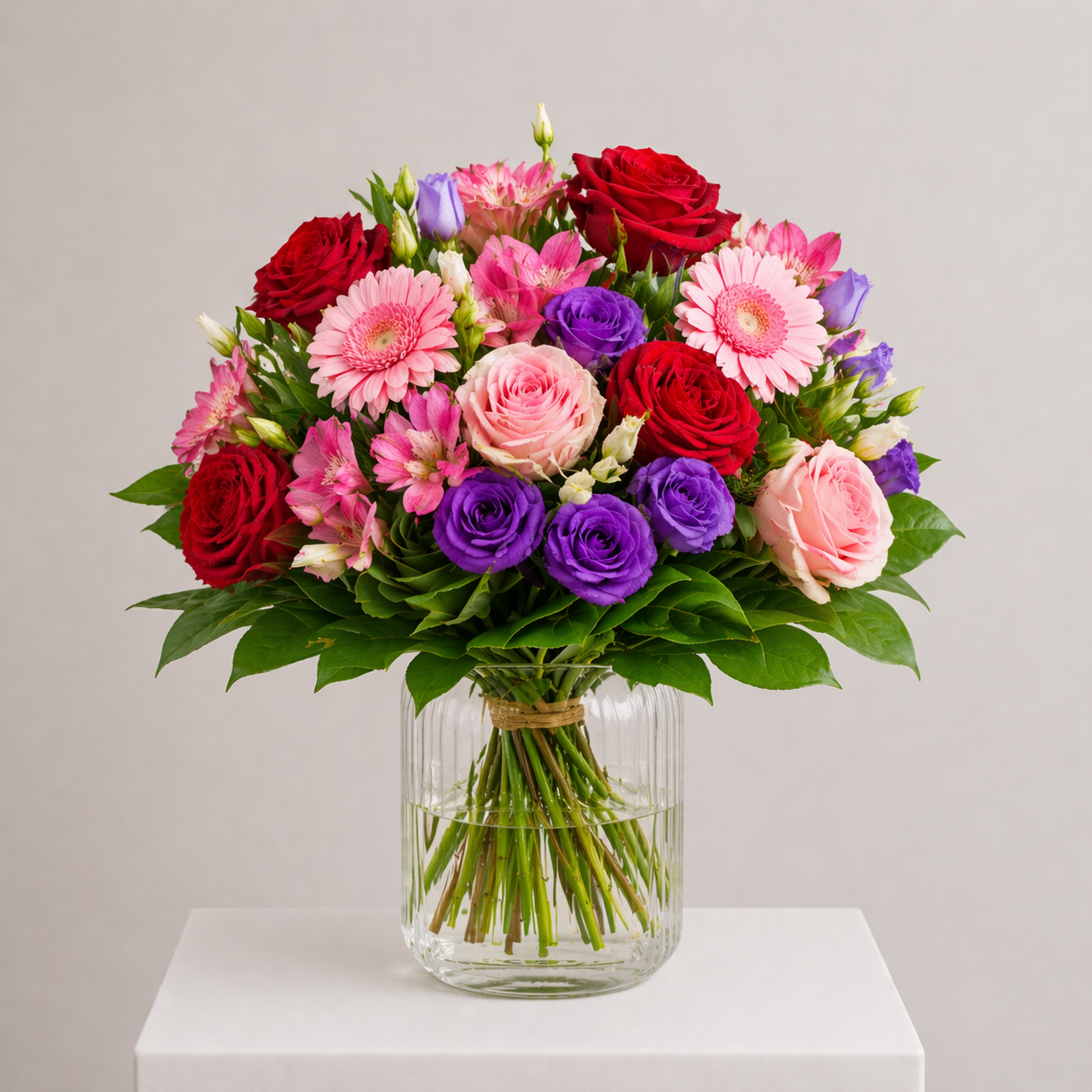 Rosa-pinker Blumenstrauß mit Rosen, Gerbera und frischem Grün