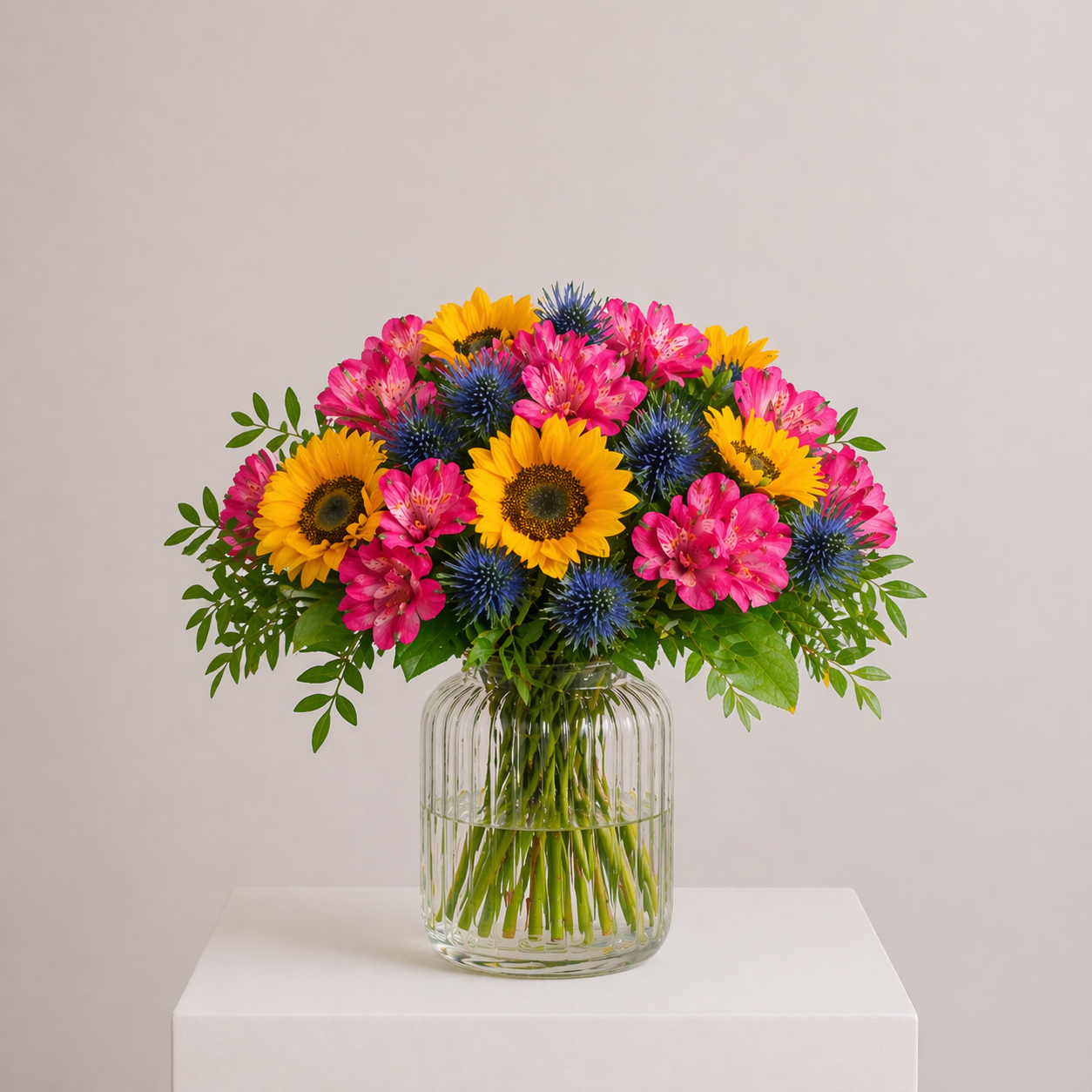 Farbenfroher Blumenstrauß mit Sonnenblumen, Inkalilien und Disteln