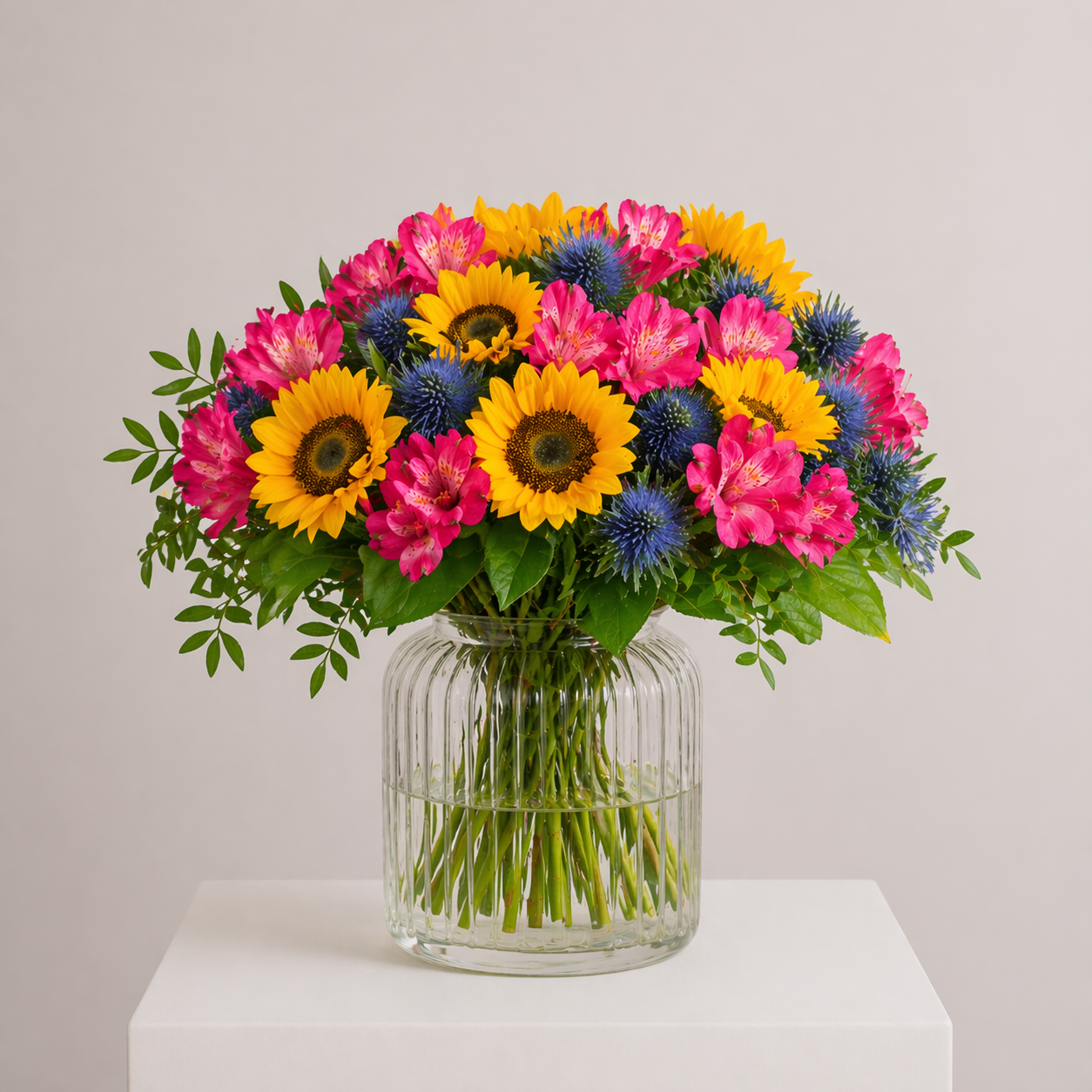 Farbenfroher Blumenstrauß mit Sonnenblumen, Inkalilien und Disteln