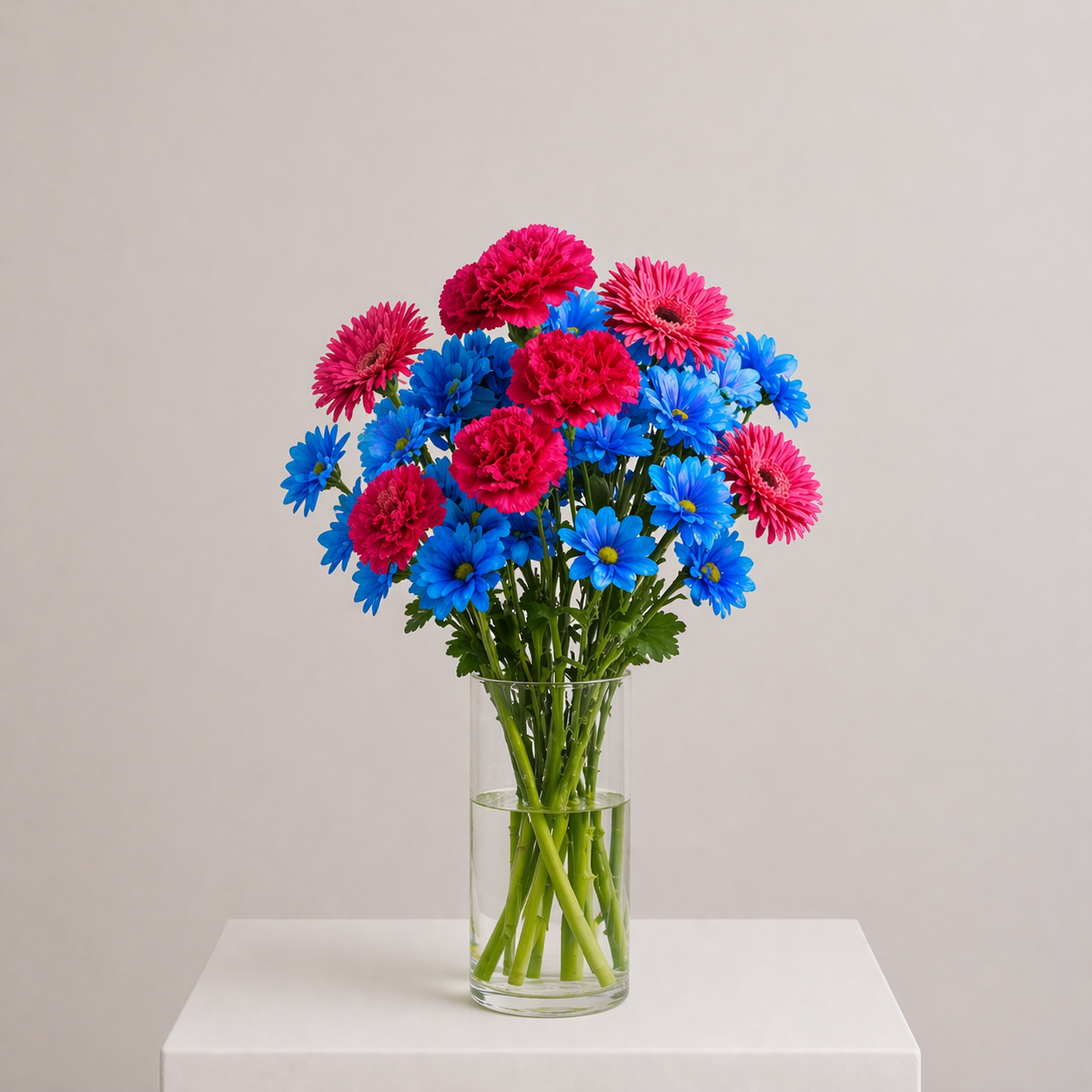 Pink-blauer Blumenstrauß mit Nelken, Gerbera und Chrysanthemen