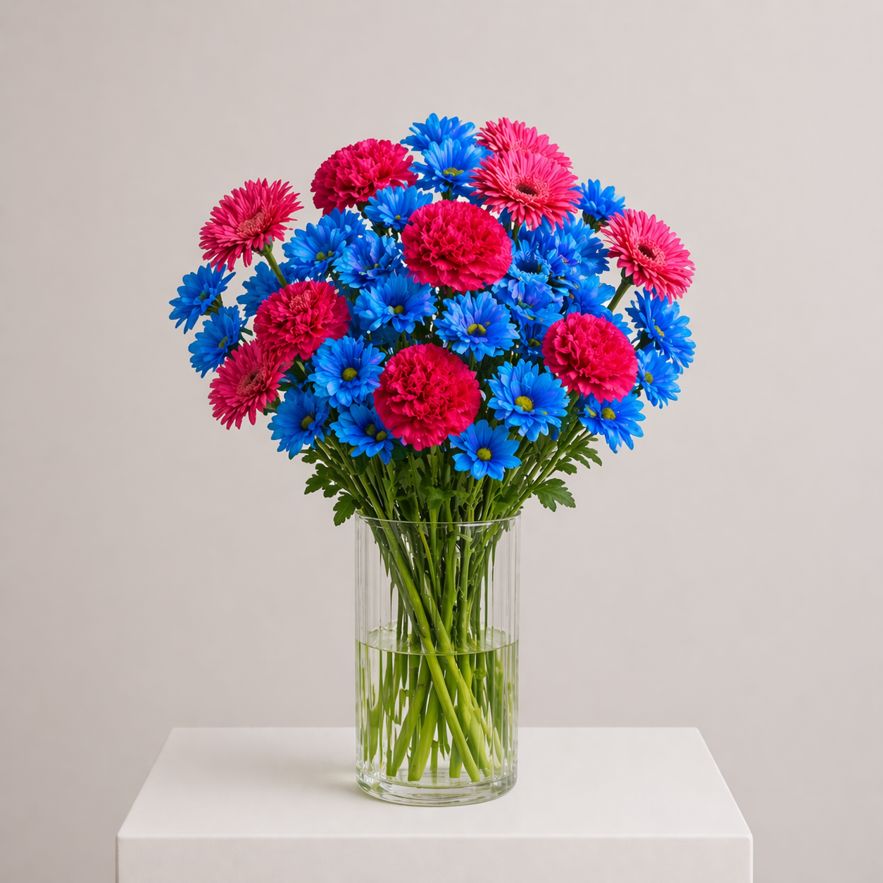 Pink-blauer Blumenstrauß mit Nelken, Gerbera und Chrysanthemen