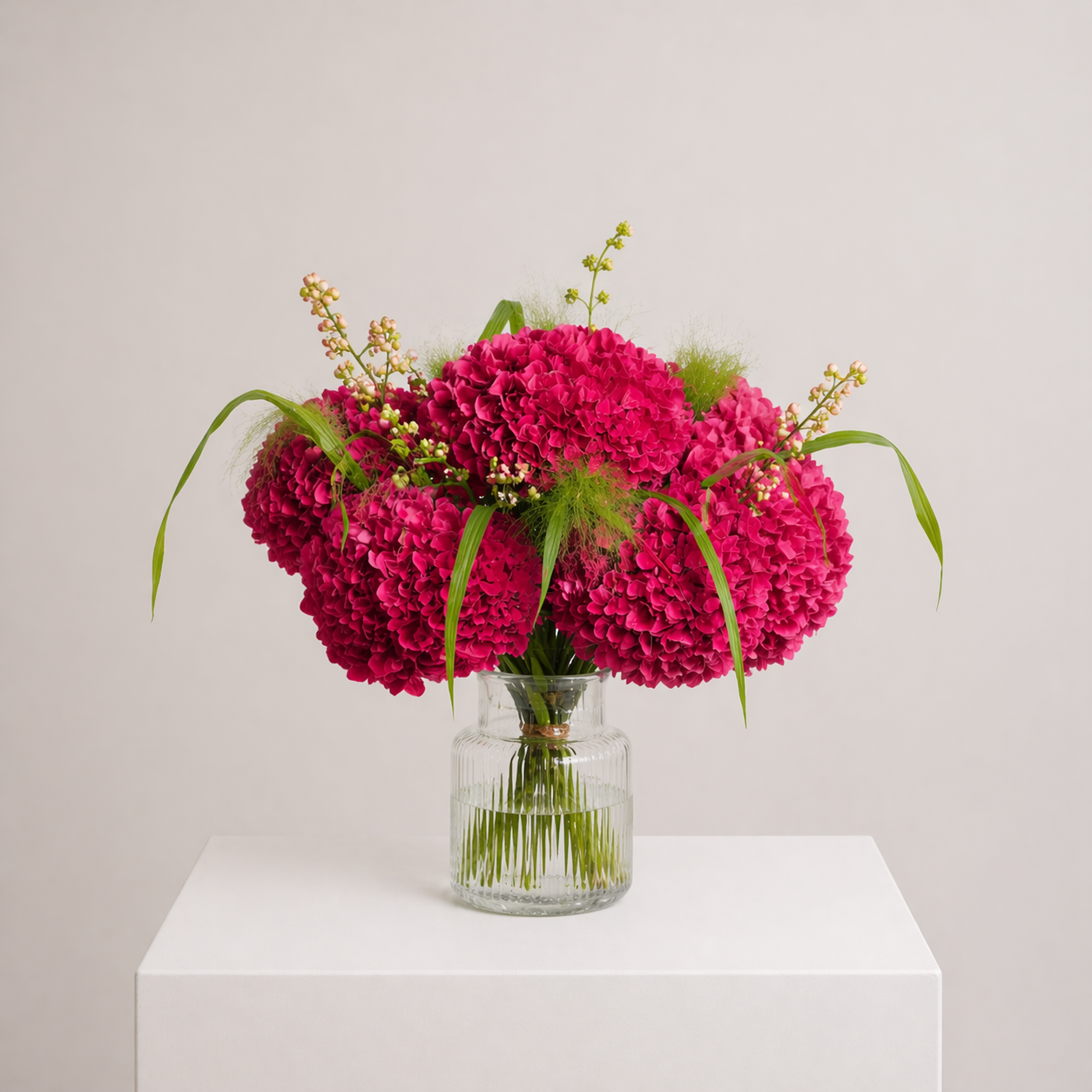 Pinker Hortensienstrauß mit Ziergräsern und frischem Grün