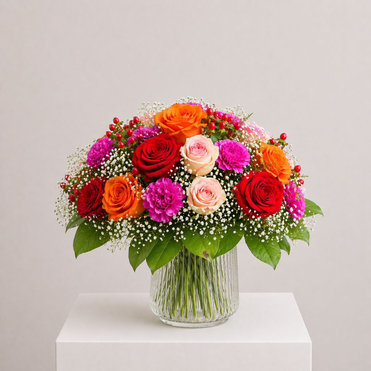 Fröhlicher Blumenstrauß mit Rosen, Nelken und Schleierkraut