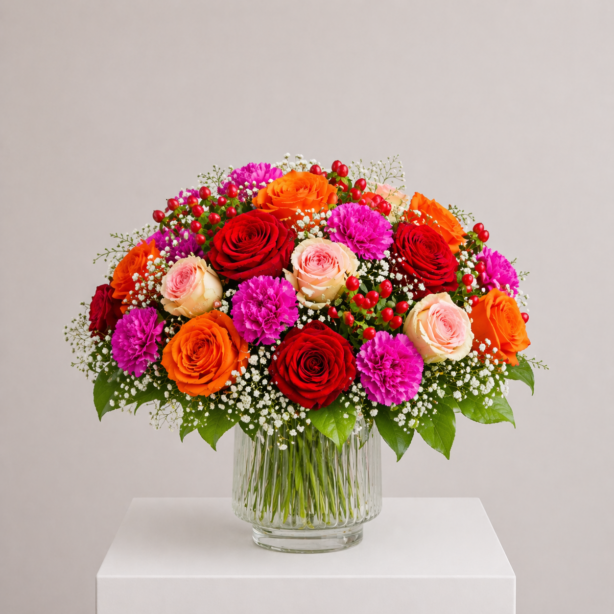 Fröhlicher Blumenstrauß mit Rosen, Nelken und Schleierkraut