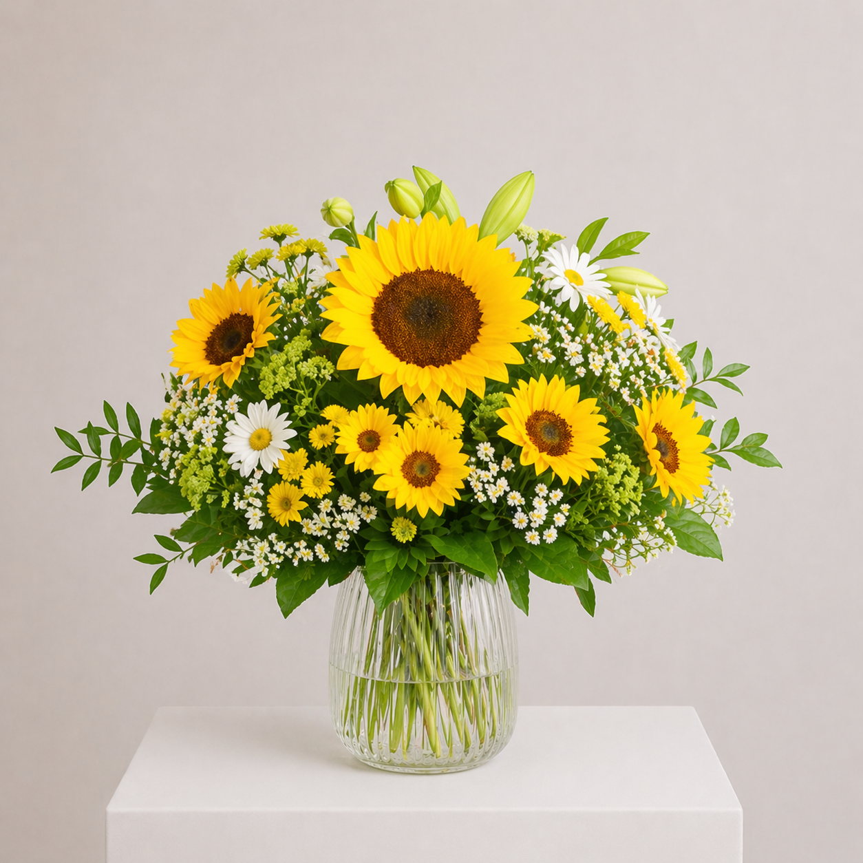 Gelber Blumenstrauß mit Sonnenblumen, Lilien und Chrysanthemen