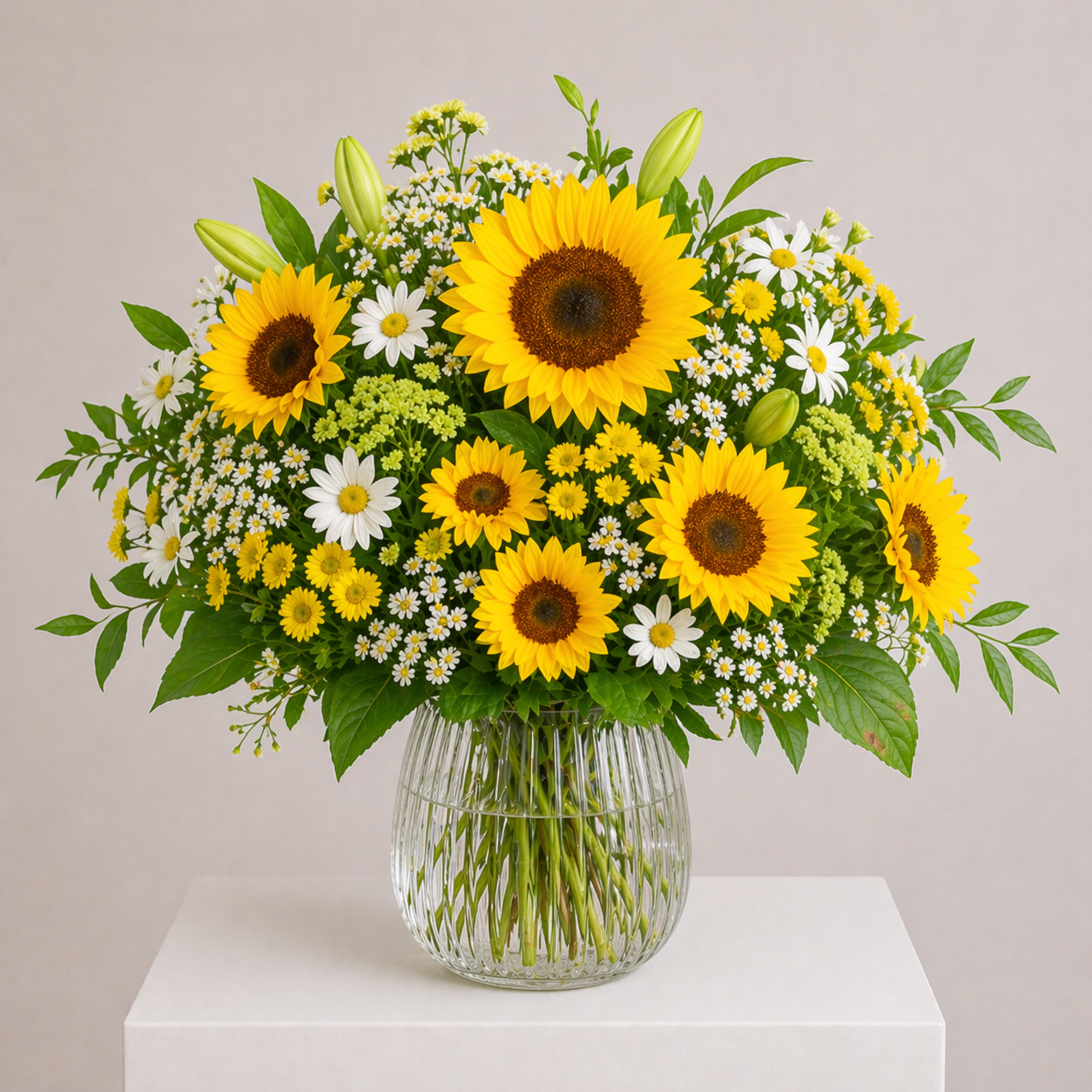 Gelber Blumenstrauß mit Sonnenblumen, Lilien und Chrysanthemen