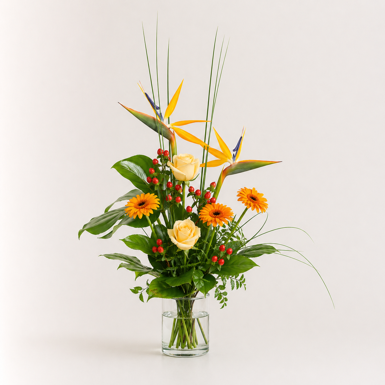 Exotischer Blumenstrauß mit Strelitzien, Rosen und Gerbera