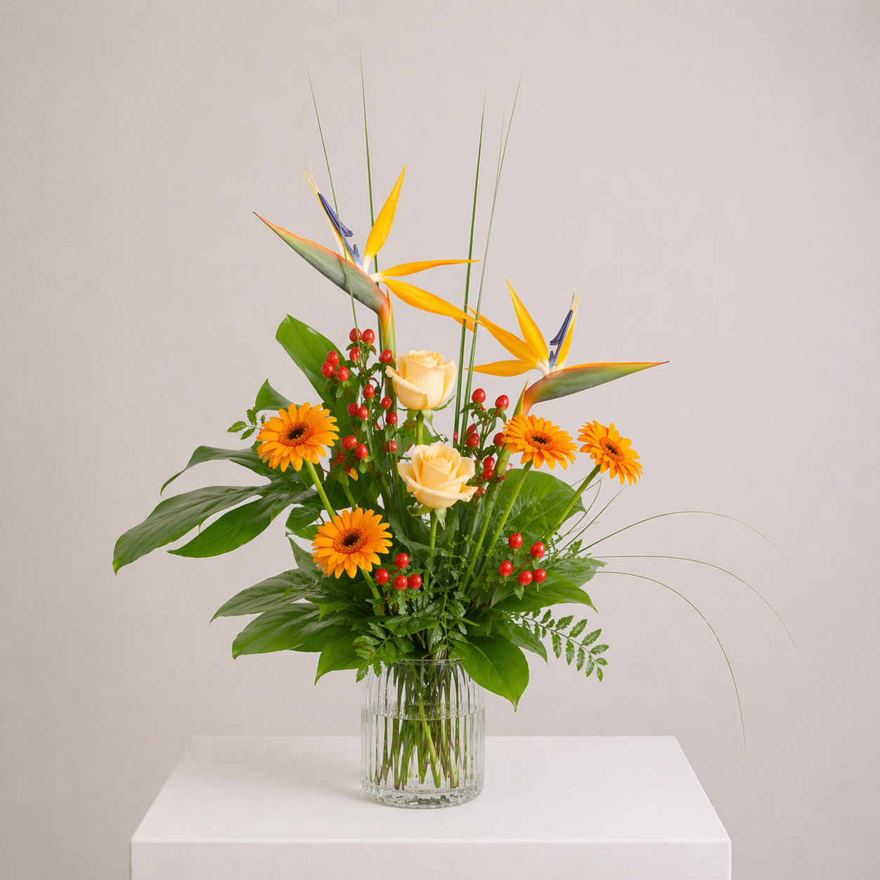 Exotischer Blumenstrauß mit Strelitzien, Rosen und Gerbera