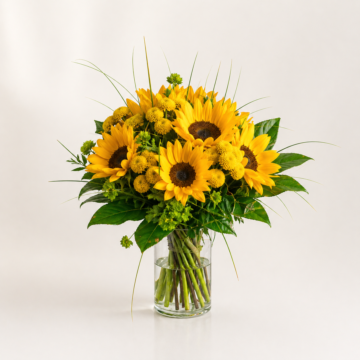 Sonnenblumenstrauß mit goldenen Chrysanthemen und Ziergräsern