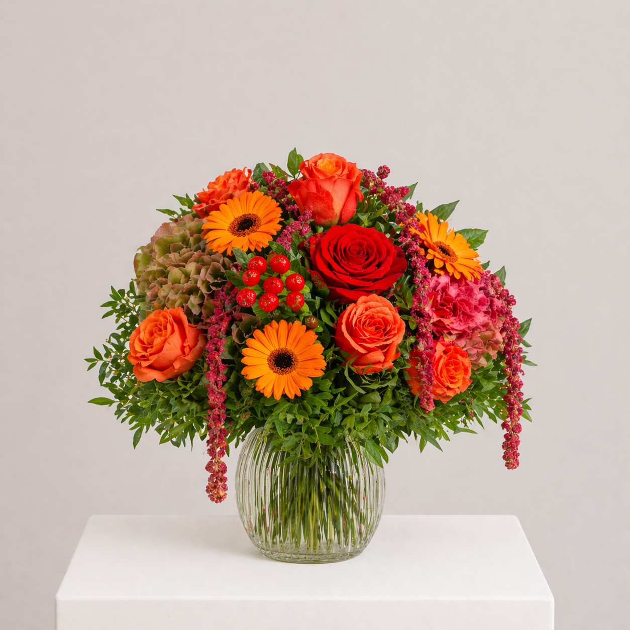 Warmer Blumenstrauß mit Rosen, Gerbera und Eukalyptus