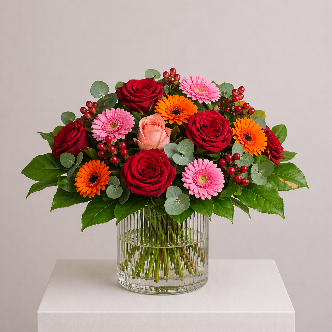 Romantischer Blumenstrauß mit Rosen, Gerbera und Eukalyptus