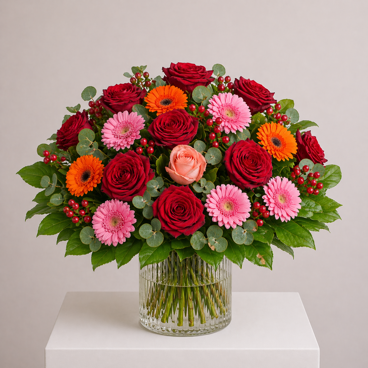 Romantischer Blumenstrauß mit Rosen, Gerbera und Eukalyptus