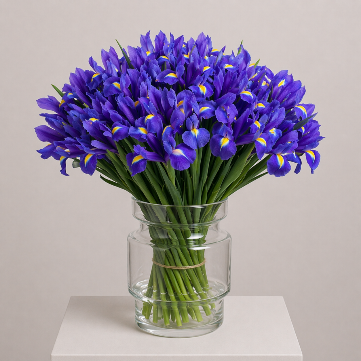 Blau-violetter Blumenstrauß mit Schwertlilien und weißen Blüten