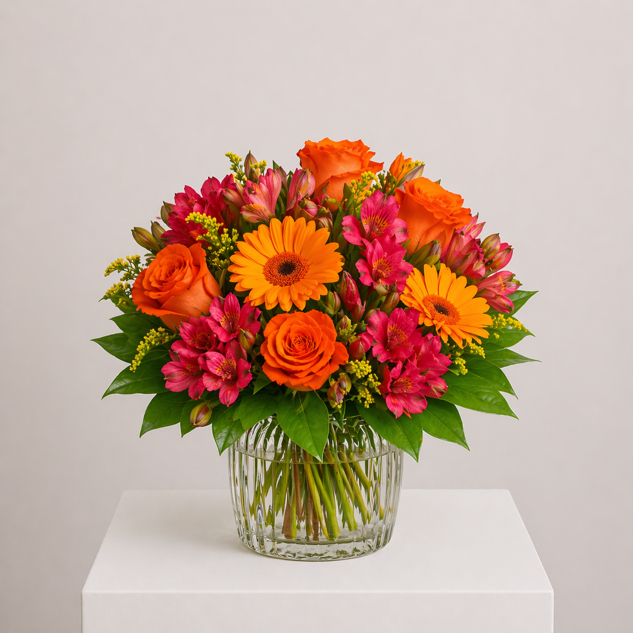 Leuchtender Blumenstrauß mit Rosen, Gerbera und Inkalilien