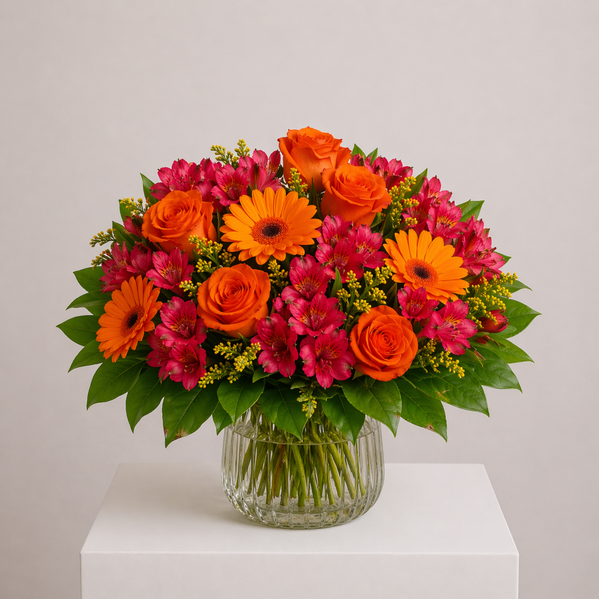 Leuchtender Blumenstrauß mit Rosen, Gerbera und Inkalilien