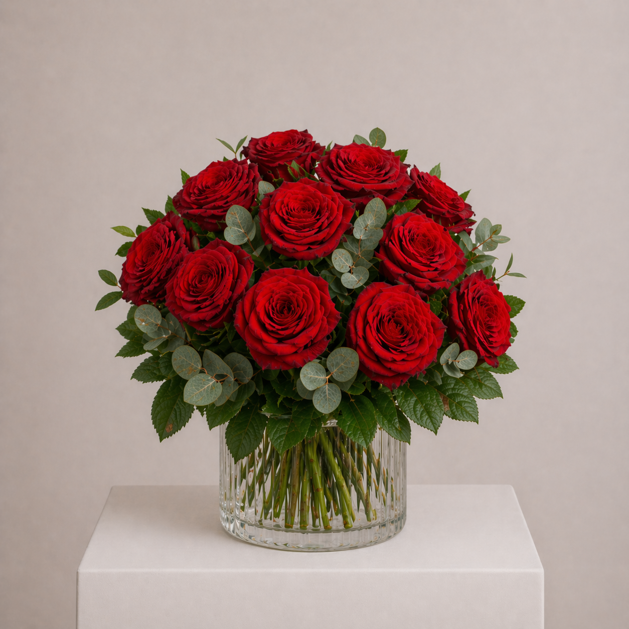 Klassischer Strauß mit roten Rosen und Eukalyptus