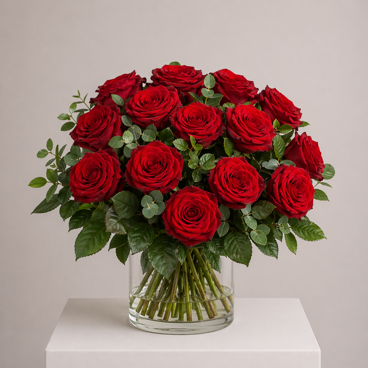 Klassischer Strauß mit roten Rosen und Eukalyptus