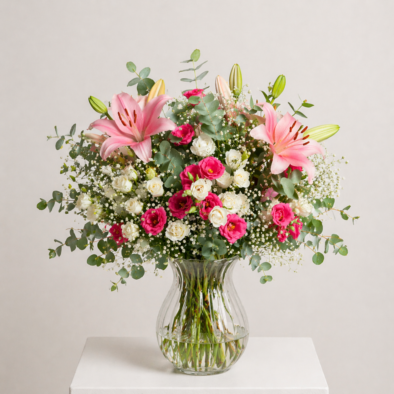Rosa Blumenstrauß mit Lilien, Rosen, Lisianthus und Eukalyptus