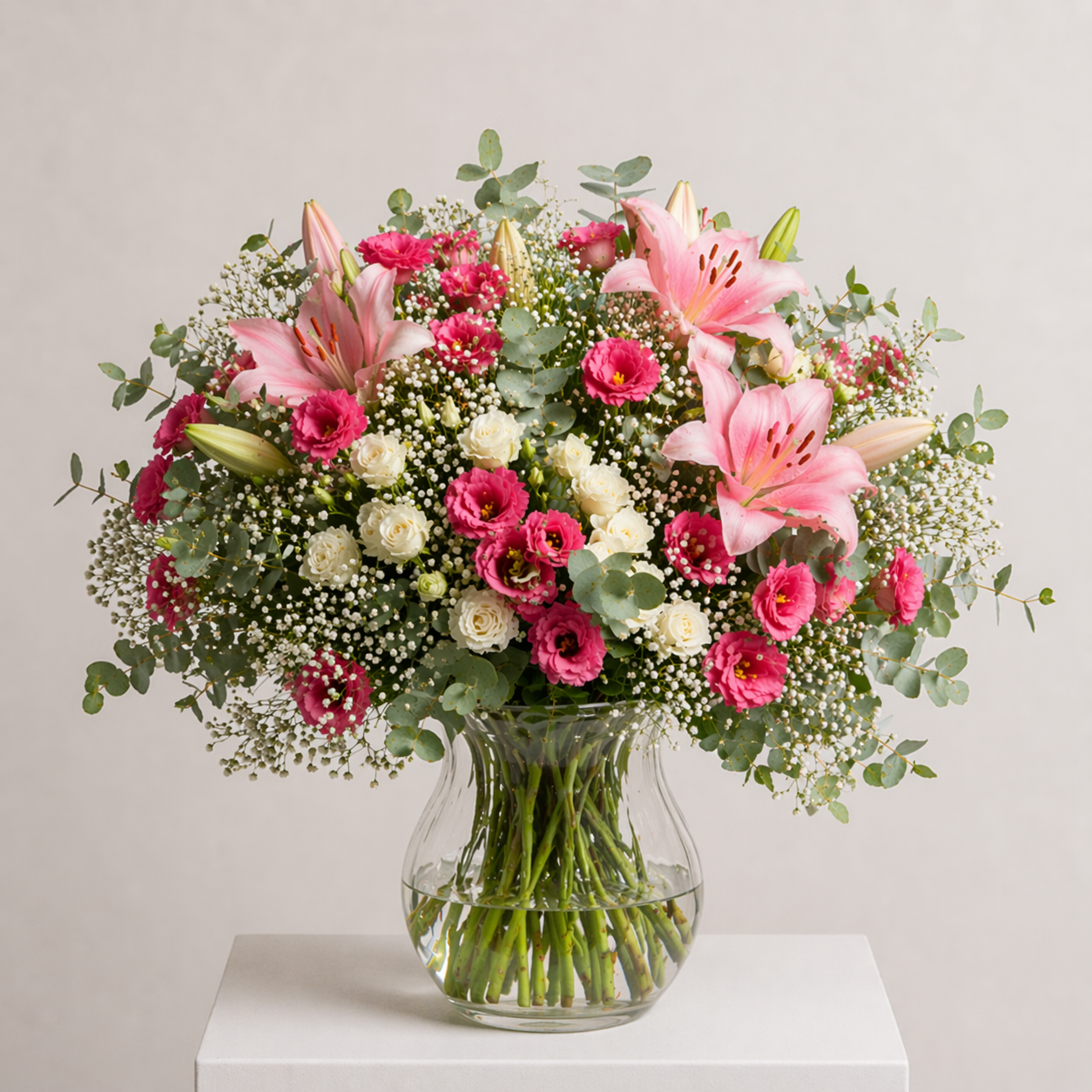 Rosa Blumenstrauß mit Lilien, Rosen, Lisianthus und Eukalyptus