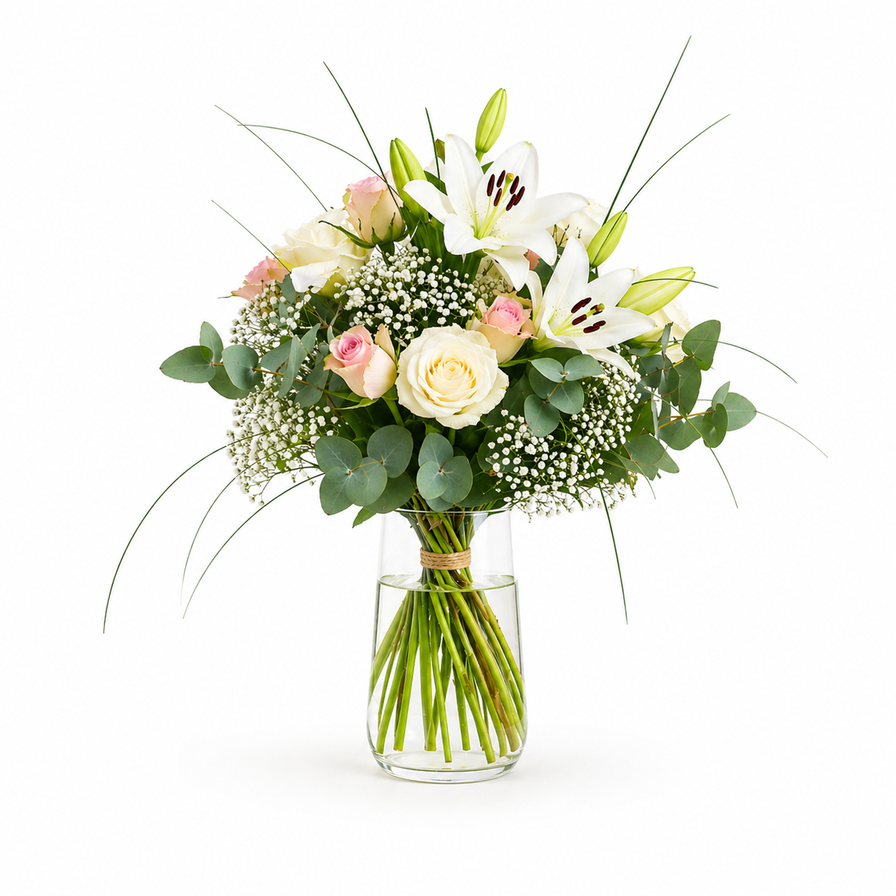 Weißer Blumenstrauß mit Lilien, Rosen, Schleierkraut und Eukalyptus