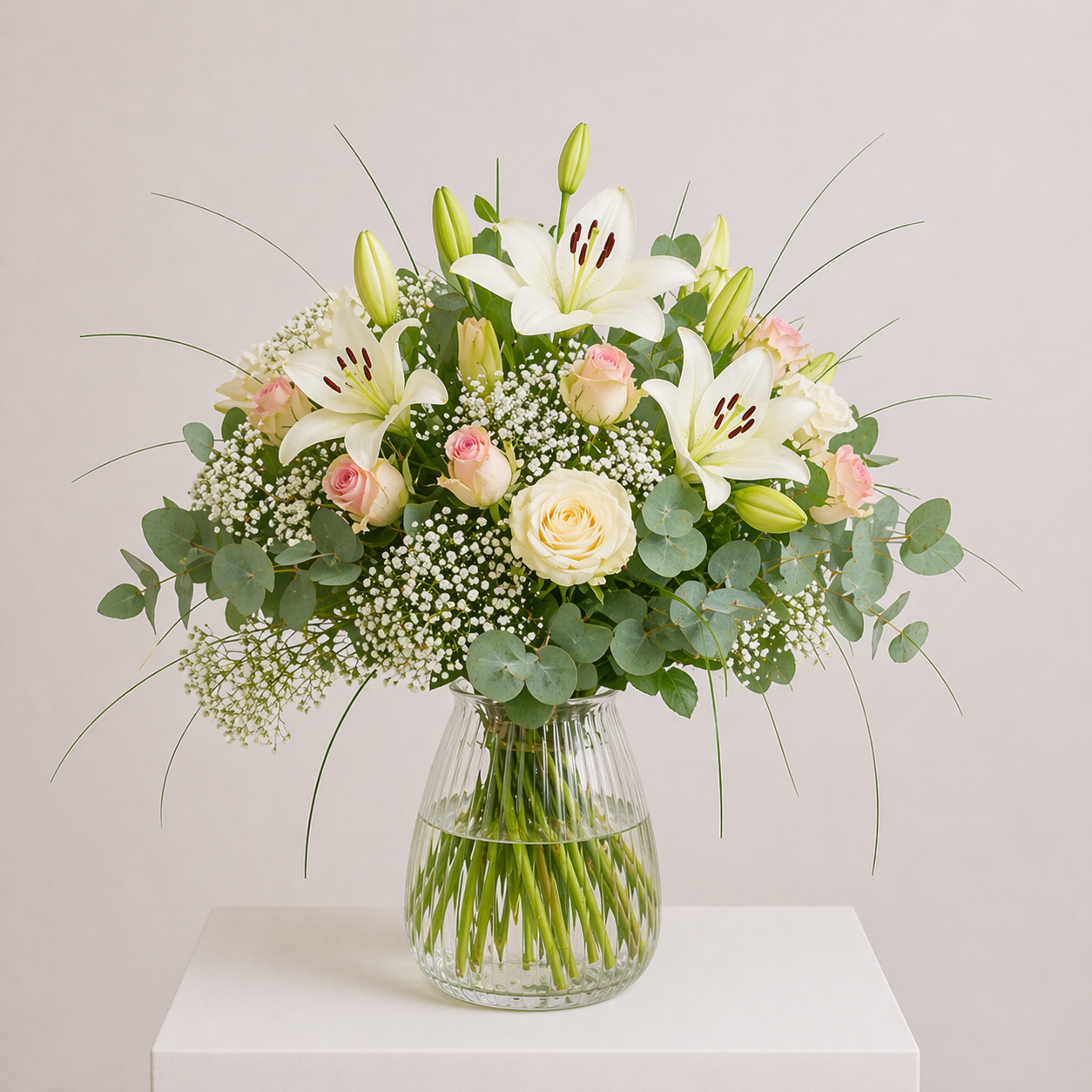 Weißer Blumenstrauß mit Lilien, Rosen, Schleierkraut und Eukalyptus