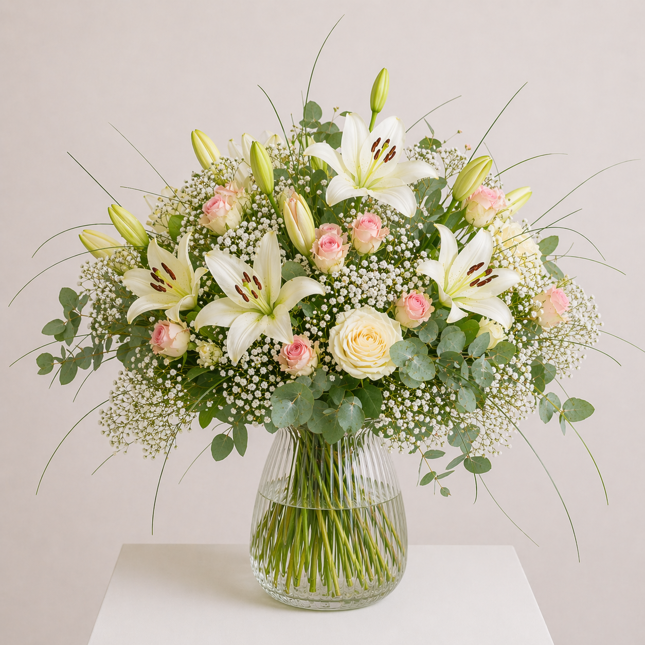 Weißer Blumenstrauß mit Lilien, Rosen, Schleierkraut und Eukalyptus