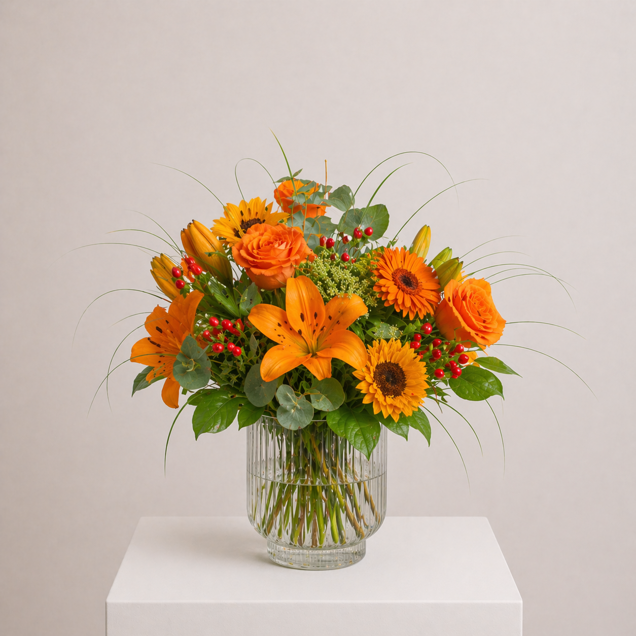 Orangener Blumenstrauß mit Lilien, Rosen, Gerbera und Sonnenblume