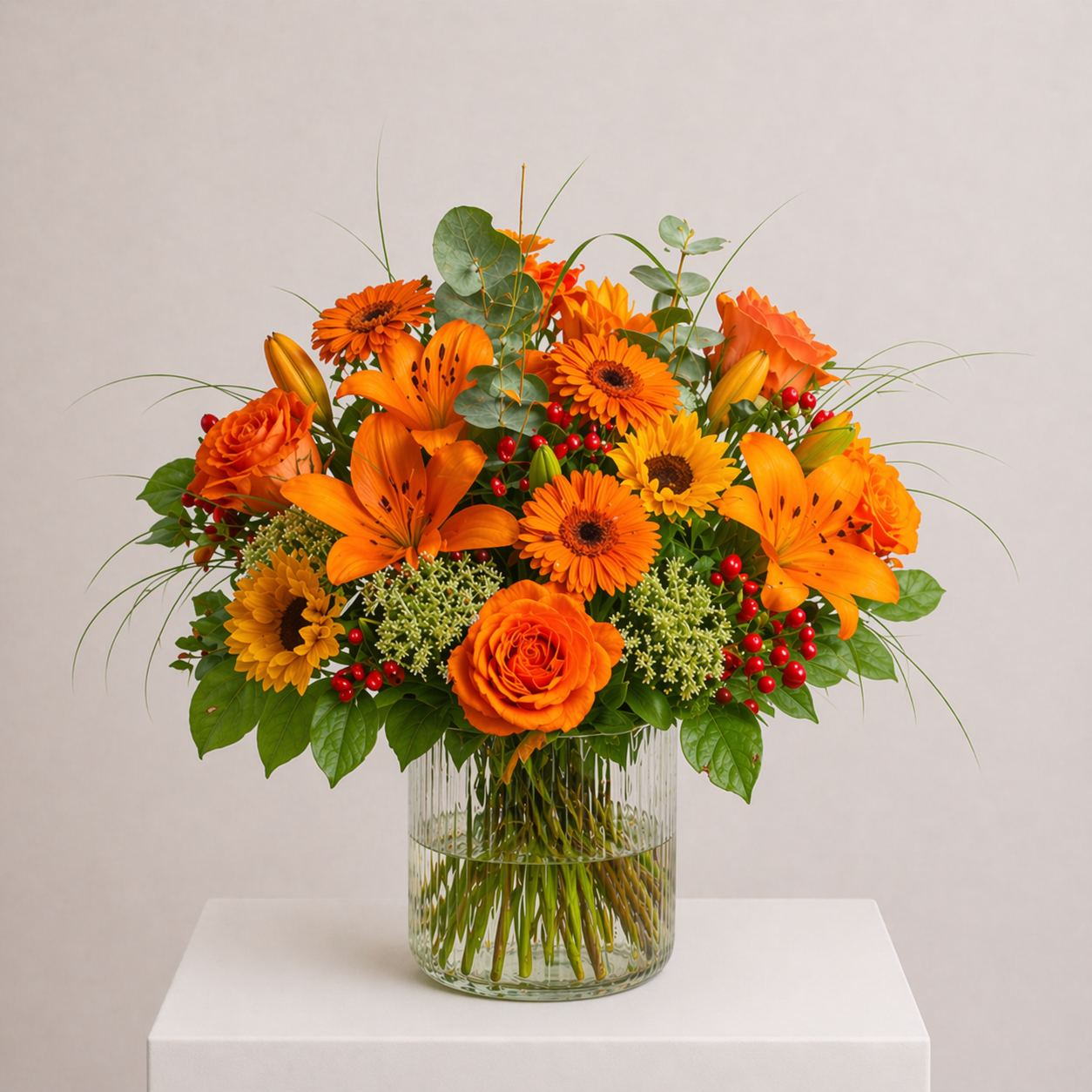 Orangener Blumenstrauß mit Lilien, Rosen, Gerbera und Sonnenblume