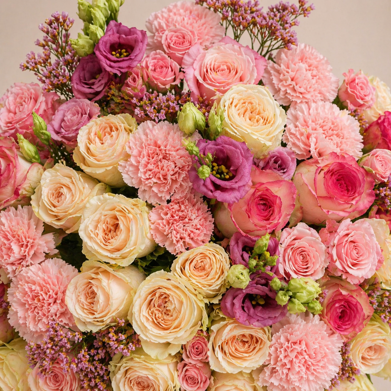 Rosiger Blumenstrauß mit Rosen, Nelken und frischem Grün