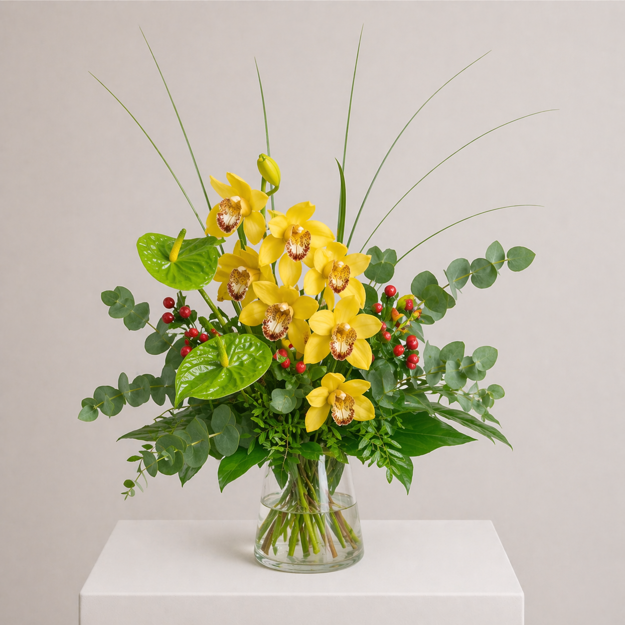 Gelber Orchideenstrauß mit Anthurien, Hypericum und Eukalyptus
