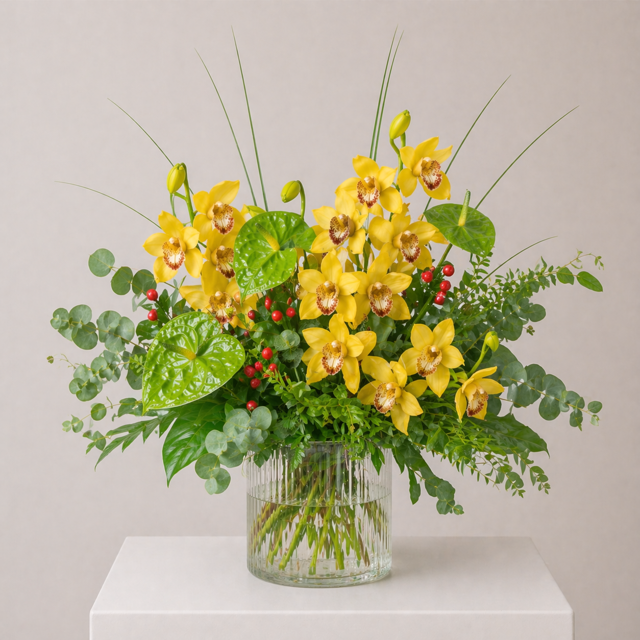 Gelber Orchideenstrauß mit Anthurien, Hypericum und Eukalyptus