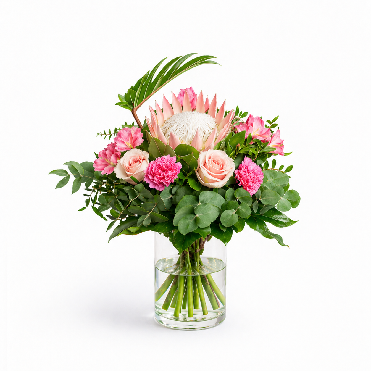 Exotischer Blumenstrauß mit Protea, Rosen und Eukalyptus
