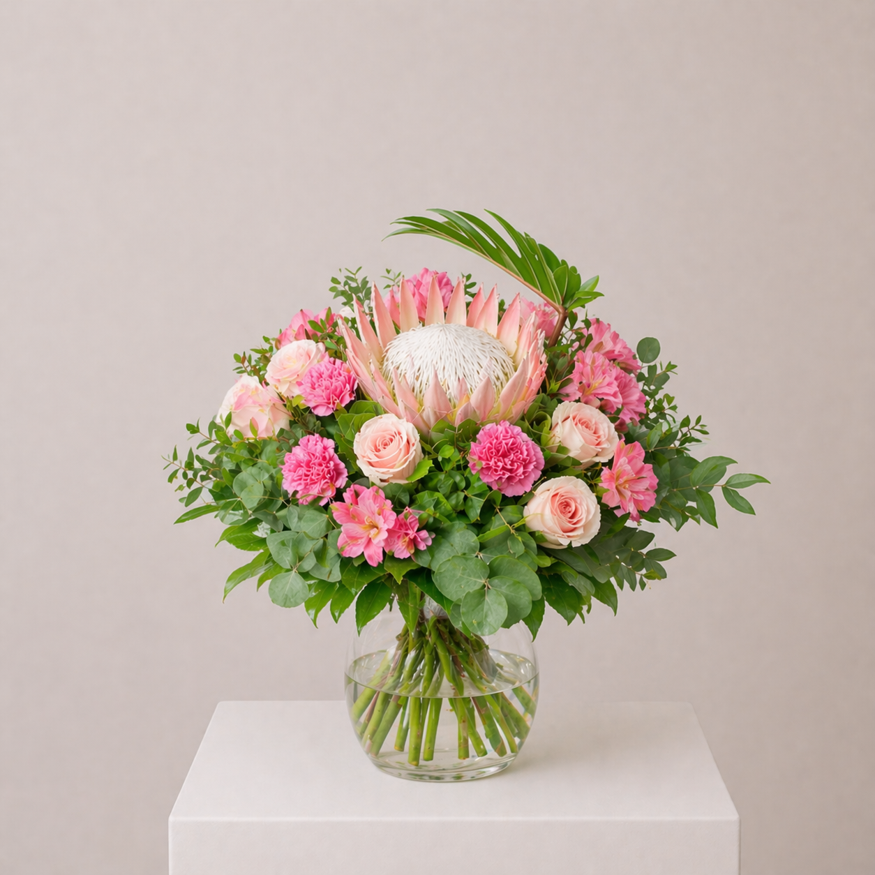 Exotischer Blumenstrauß mit Protea, Rosen und Eukalyptus