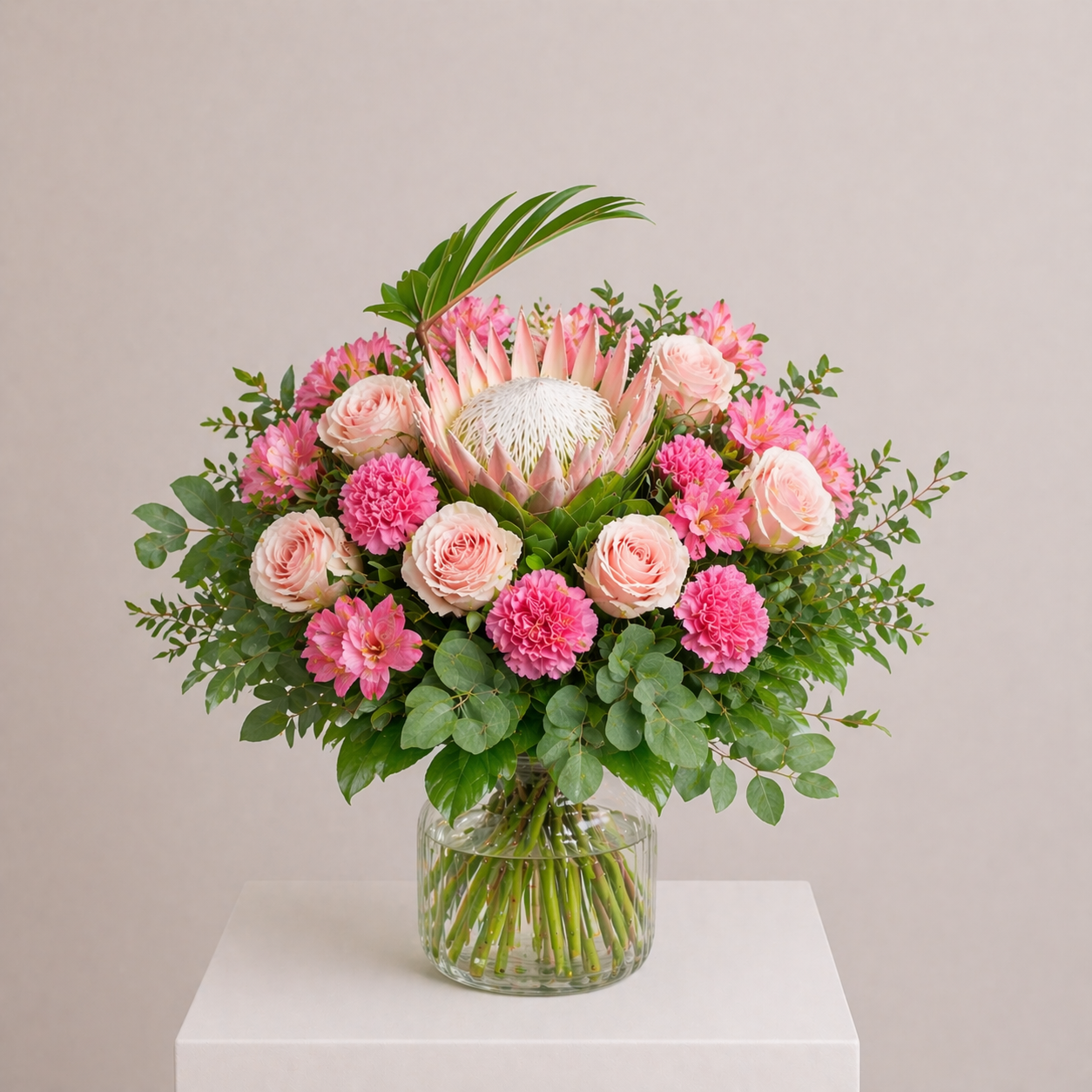 Exotischer Blumenstrauß mit Protea, Rosen und Eukalyptus