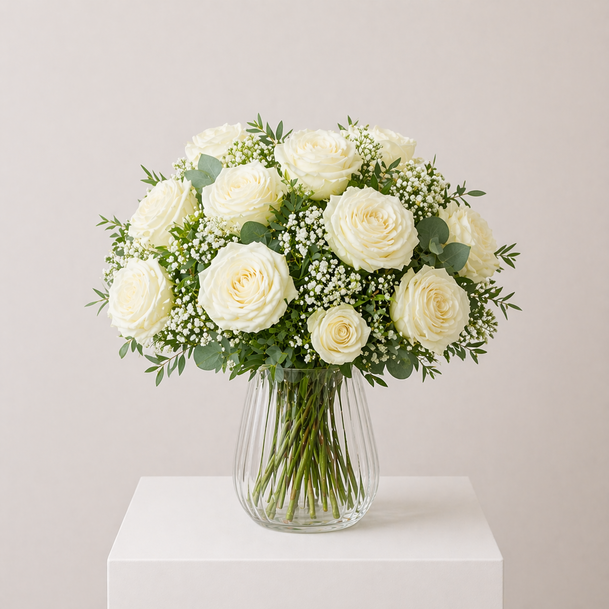 Weißer Rosenstrauß mit Schleierkraut und Eukalyptus