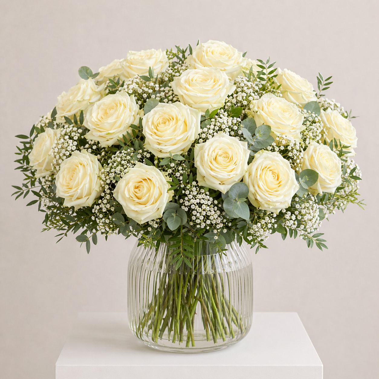 Weißer Rosenstrauß mit Schleierkraut und Eukalyptus