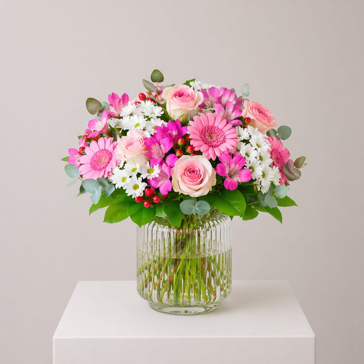 Rosa-weißer Blumenstrauß mit Rosen, Chrysanthemen und Gerbera