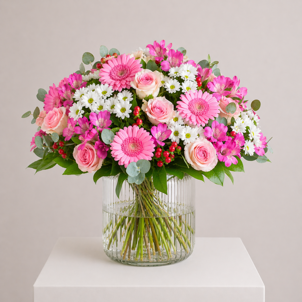 Rosa-weißer Blumenstrauß mit Rosen, Chrysanthemen und Gerbera