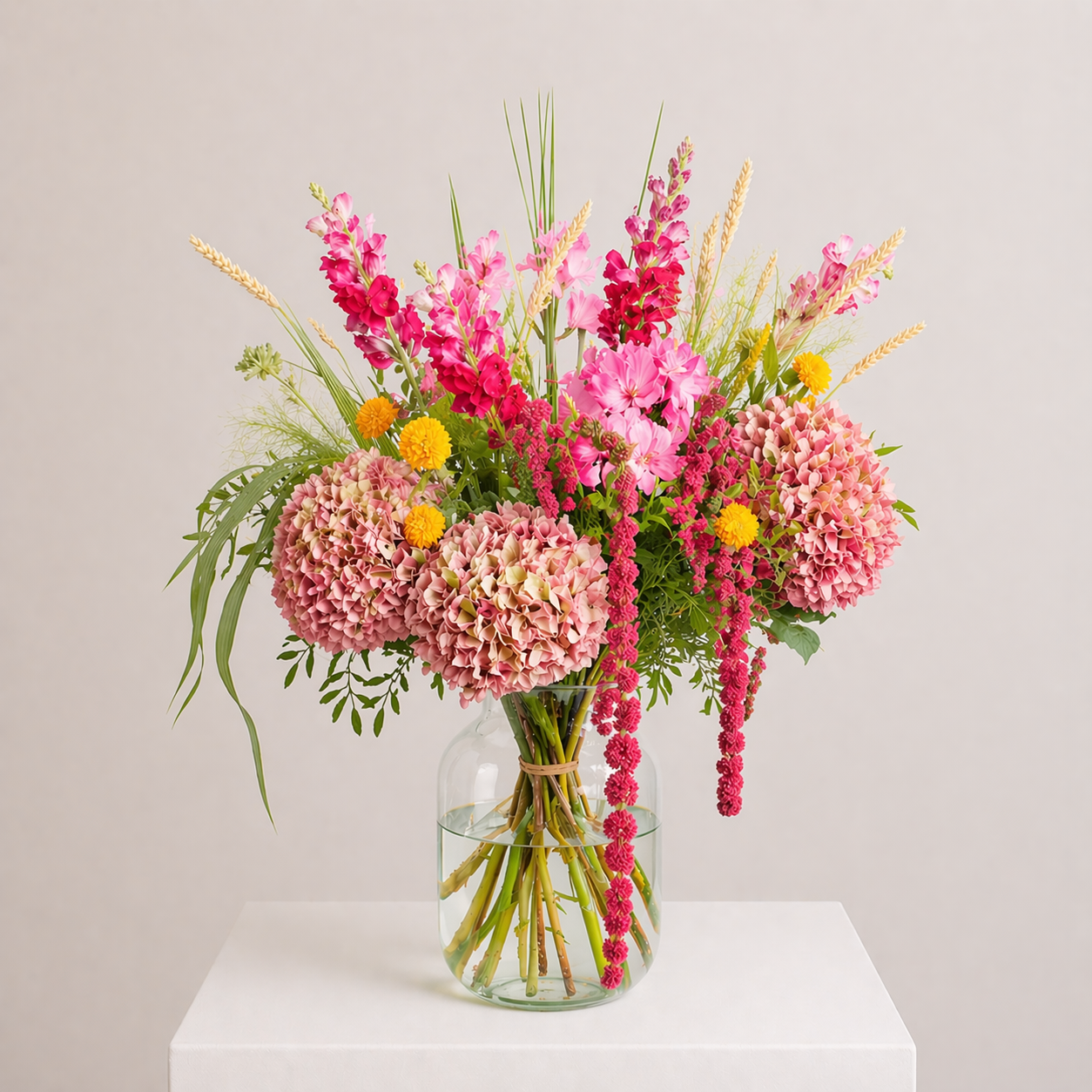 Warmer Blumenstrauß mit Hortensien, Gladiolen und Amaranthus